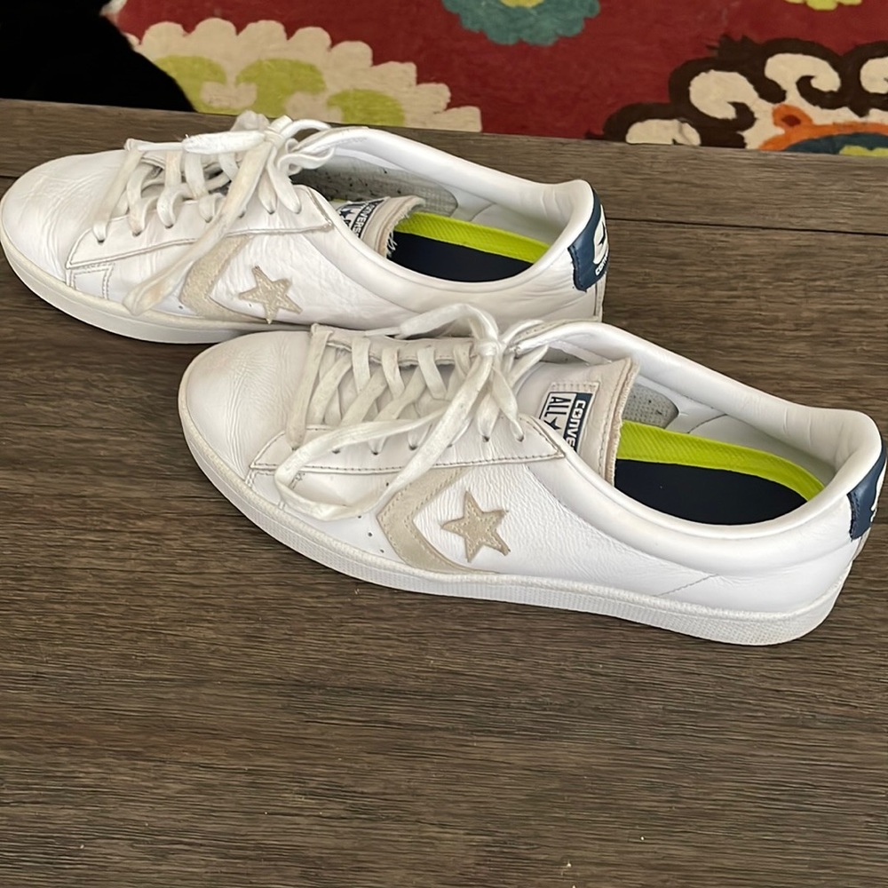 Sz 9 Men’s Converse All Star low cut white leather sneaker - very good condition